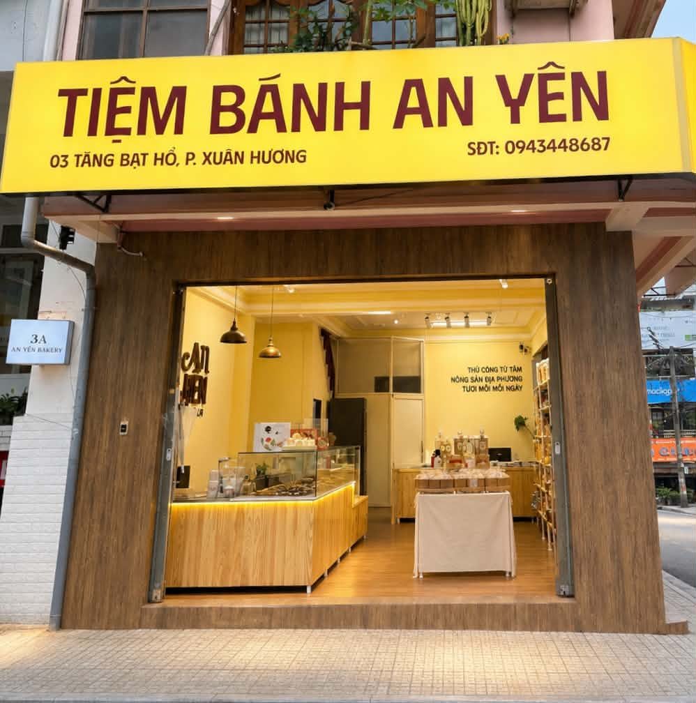 Mặt tiền Tiệm Bánh An Yên ở 03 Tăng Bạt Hổ, Đà Lạt, bảng hiệu vàng