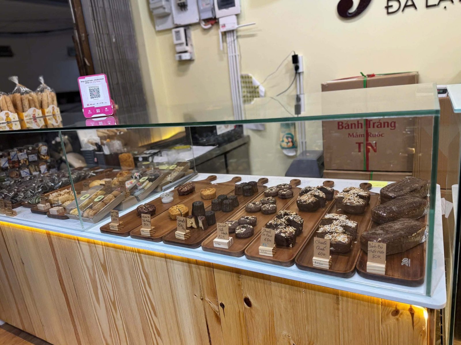 Quầy bánh tươi: canelé, donut yến mạch, bánh chuối cacao, bánh bò thốt nốt